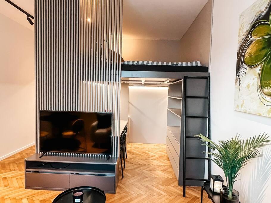 Central Getaway Studio Bratislava Bagian luar foto