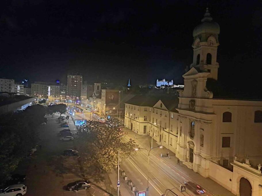 Central Getaway Studio Bratislava Bagian luar foto