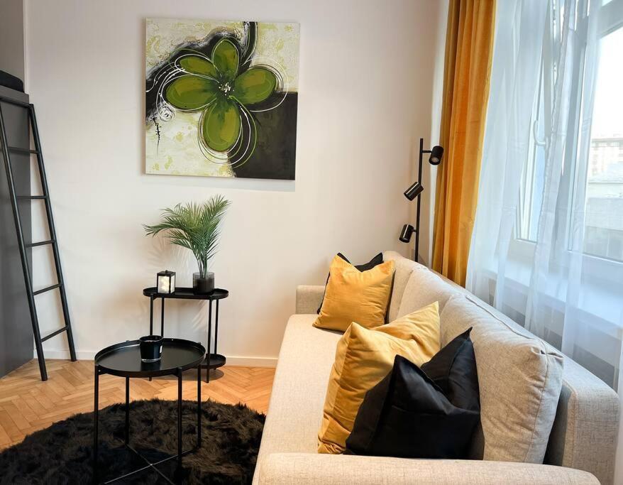 Central Getaway Studio Bratislava Bagian luar foto